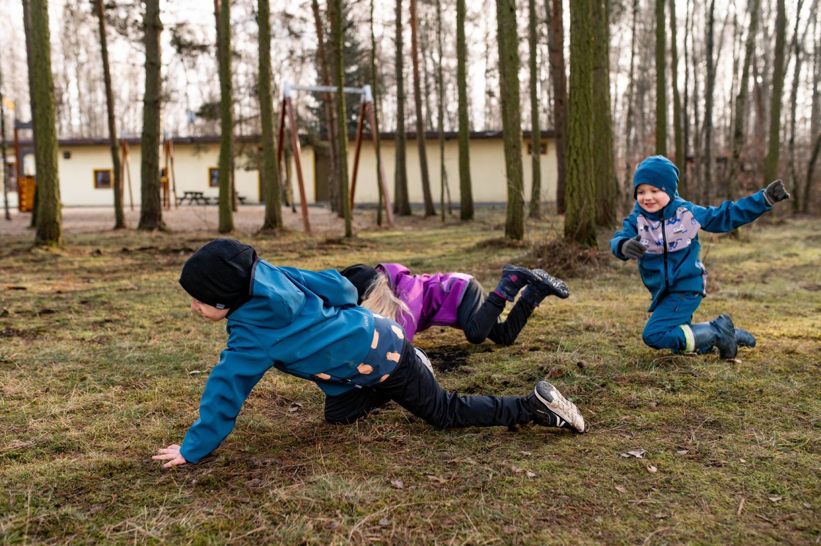 Zesílená kolena na softshellkách jsou nezbytnou výbavou pro dítě na hřiště.